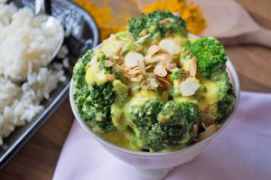Indisches Broccoli-Curry mit Ziegenjoghurt und Mandelblättchen