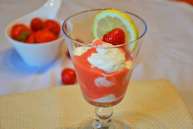Joghurt-Parfait mit Erdbeeren