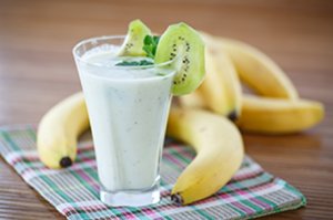 Eiskalter Kiwi-Bananen-Smoothie