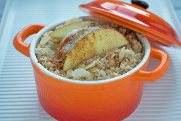 Kokos-Zimt-Porridge mit Äpfeln