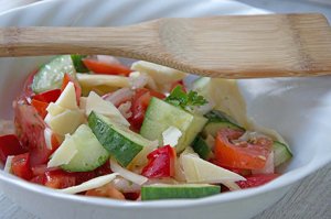 Tomaten-Gurken-Salat mit Harzer Käse