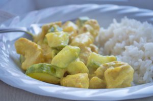 Puten-Curry mit Gurken