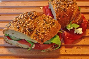 Feta-Bündnerfleisch-Sandwich mit Rucola