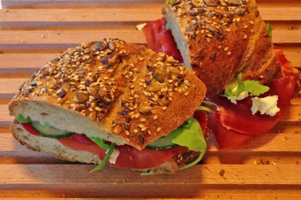Feta-Bündnerfleisch-Sandwich mit Rucola