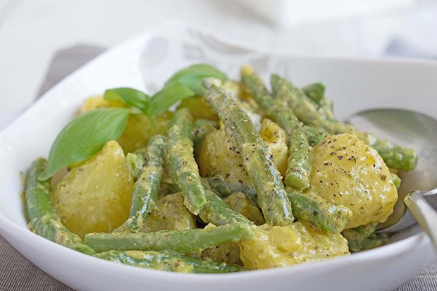 Grüne Bohnen mit Kartoffeln an Pesto