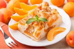 Aprikosenkuchen mit gerösteten Mandeln
