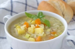 Zitronen-Minze-Suppe nach portugiesischer Art
