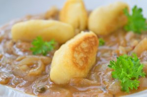 Pfiffige Kartoffel-Nuggets mit Zwiebelsauce
