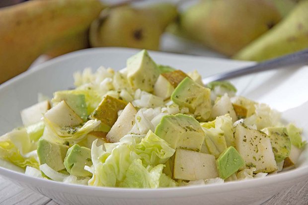Grüner Salat mit Birne und Avocado