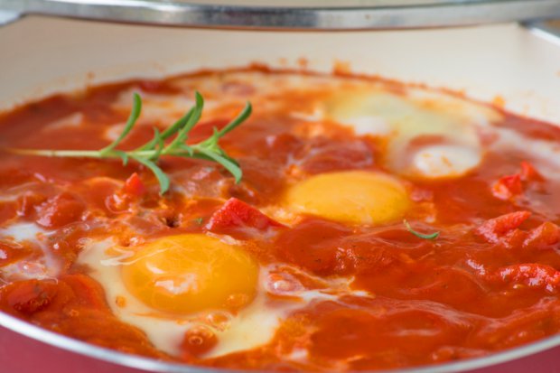 Tunesische Spiegeleier Mit Paprika Und Tomaten Tastira — Rezepte Suchen