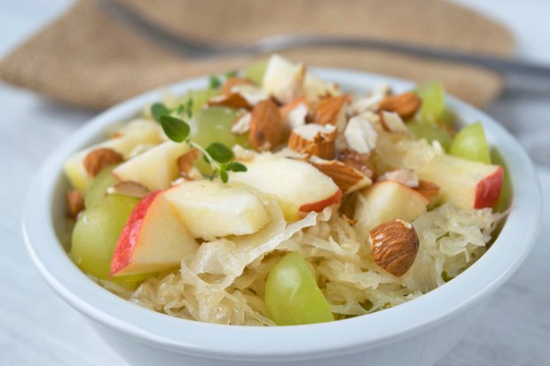 Sauerkrautsalat mit Apfel und Datteln
